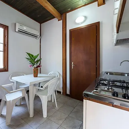 בית נופש Attractive Mobile Home In Sorso With Shared Pool *